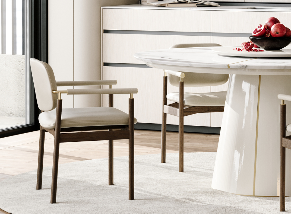 Detalle de sillas de comedor Laskasas con estructura de madera y tapizado en el color tendencia 2026 Cloud Dancer, junto a una mesa de comedor Laskasas en m�rmol y chapa de madera en color Claud Dancer (Color Pantone 2026).