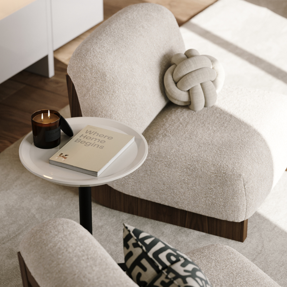 Vista superior de cadeirão curvo em tecido bouclé e mesa de apoio elegante, com destaque para as suas texturas e a aplicação de Cloud Dancer (Cor Pantone 2026) nestas peças de mobiliário Laskasas