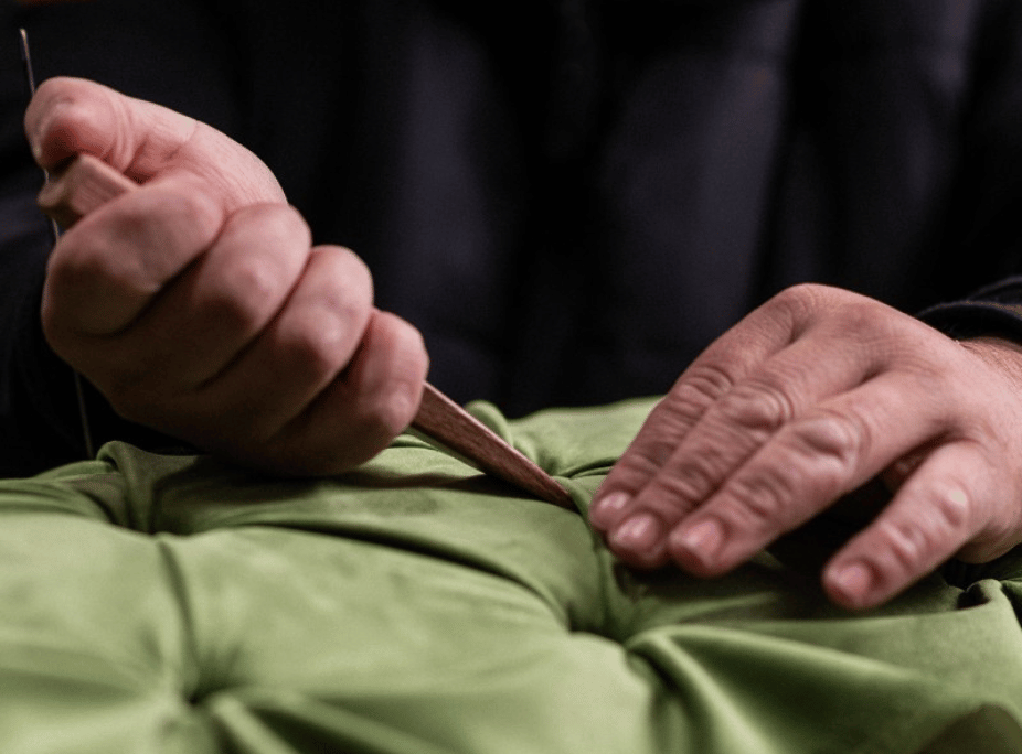 Artesanos portugueses creando muebles de excelencia