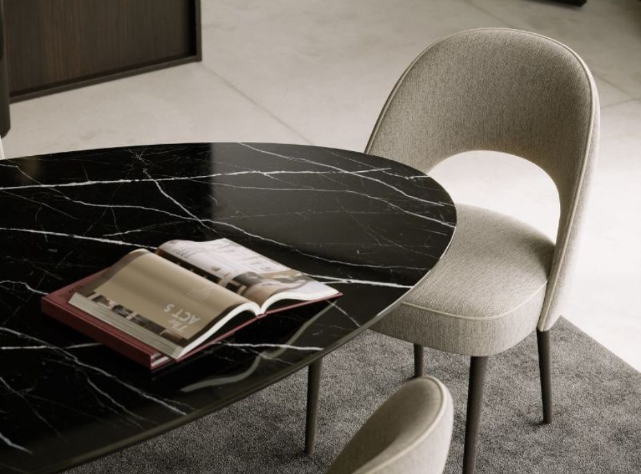 Muebles con formas redondeadas como la mesa de comedor Kelly ovalada se convierten en aliados a la hora de lograr un espacio más amplio.