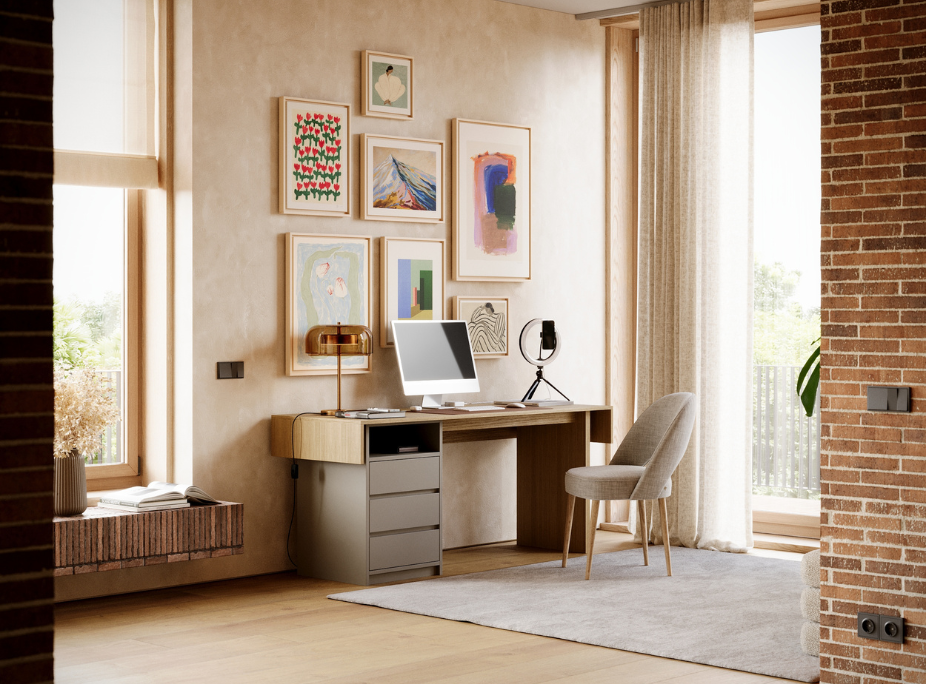 Consejos de decoraci�n de oficinas en oficina con escritorio, silla, cuadros decorativos, ordenador y luz natural