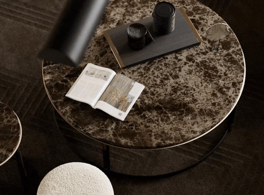 Contrste entre forma e materiais da mesa de centro Lyssa com o tabuleiro Tim e sua decorao