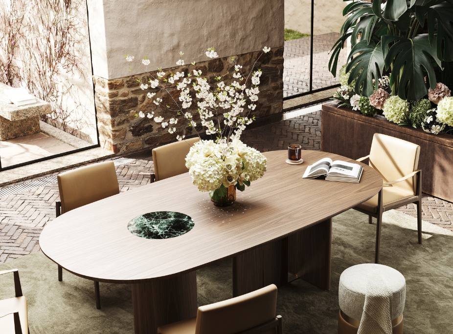 Sala de jantar com design biofílico: Mesa de Jantar Kahlo em madeira com embutido em mármore verde, Cadeiras Ava e Puff Edson, com plantas e parede em pedra ao fundo