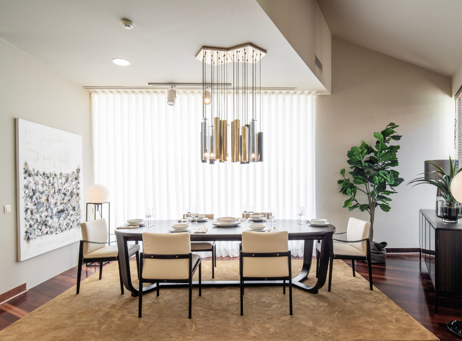 dicas de decorao para escolher as melhore cores para a decorao, sala de jantar na loja laskasas estoril com mesa de jantar, cadeiras, candeeiro de teto, paleta de brancos, castanhos, dourados e amarelos suaves