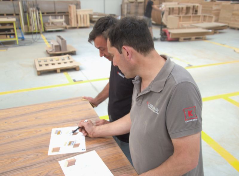 Alfredo Leal y Jos Mesquita en la fbrica de Laskasas analizando planos tcnicos.