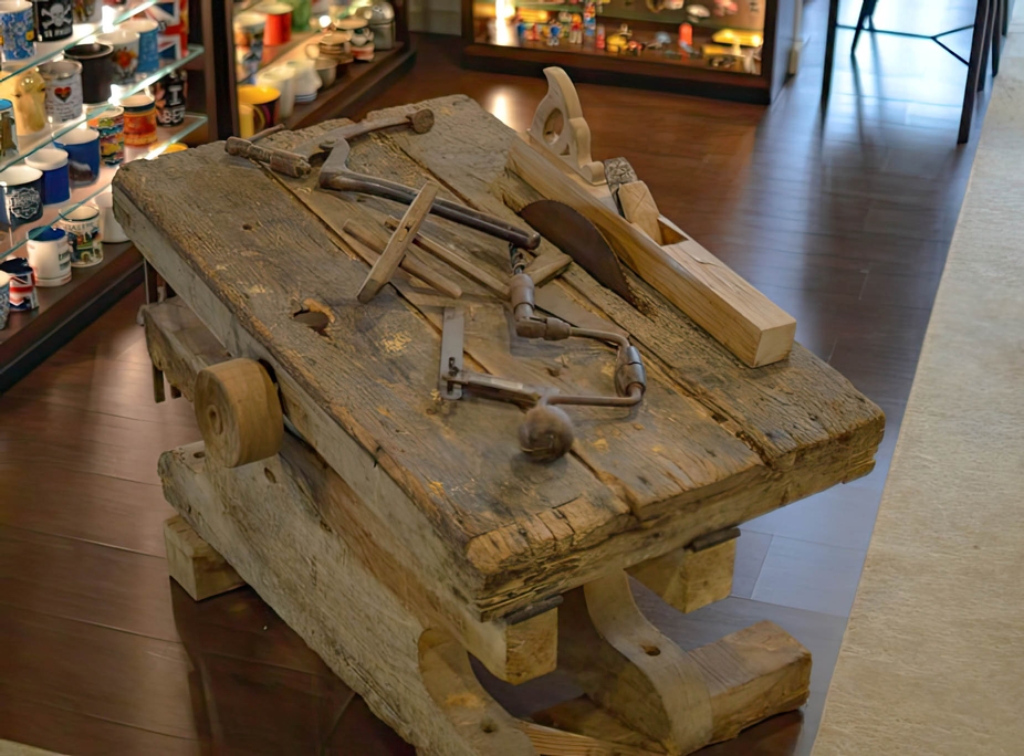 La mesa de ebanista de Celso Lascasas, expuesta en la oficina de Laskasas.