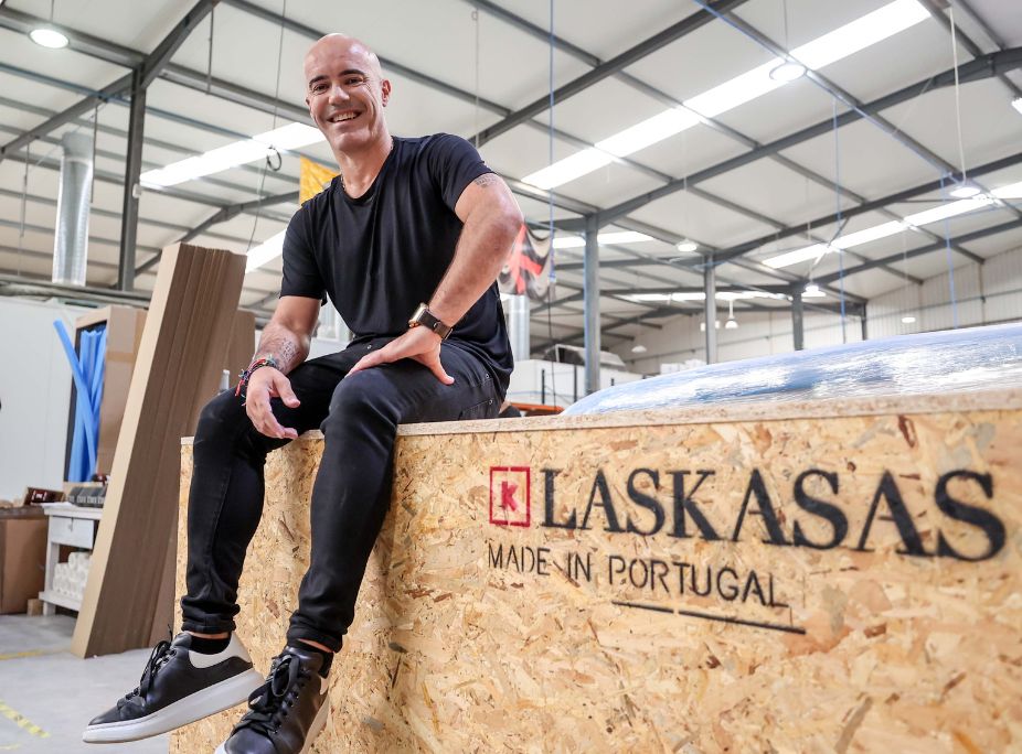 Celso Lascasas en la zona de envasado de las instalaciones de Laskasas.