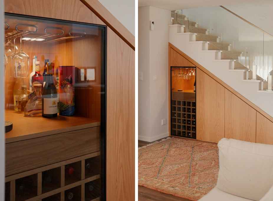 Garrafeira de Mafalda Castro, embutida debaixo das suas escadas, com iluminação, prateleiras de garrafas e suporte para copos. Desenvolvida de raíz e à medida pela Laskasas