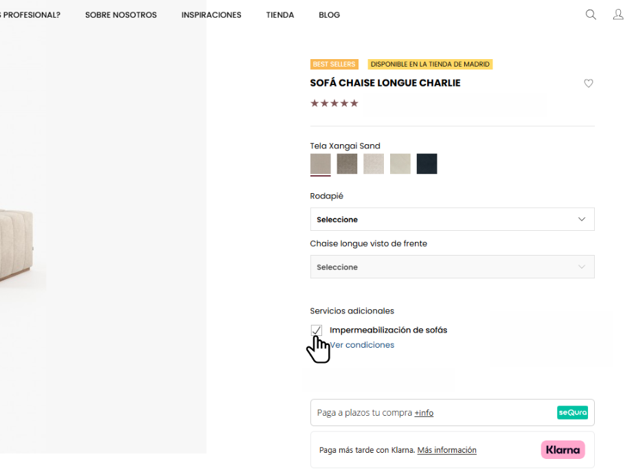 Página de producto del Sofá Charlie Chaise Longue en la web de Laskasas, con la opción de impermeabilización del sofá seleccionada en los Servicios Adicionales.