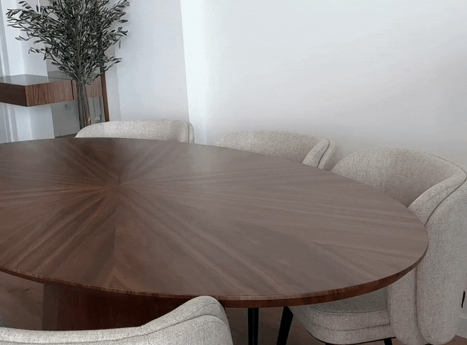 Decoracin del comedor de Luca Barrueta con la mesa de comedor Kelly Oval y las sillas Ambrose de Laskasas.