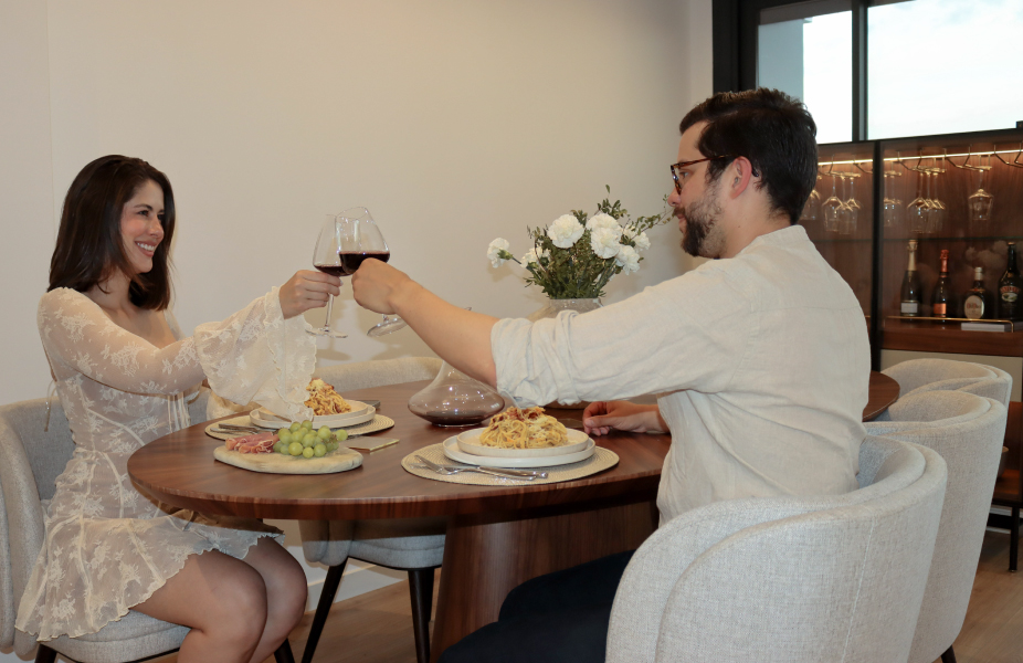 Luca Barrueta cenando en su comedor amueblado con laskasas.