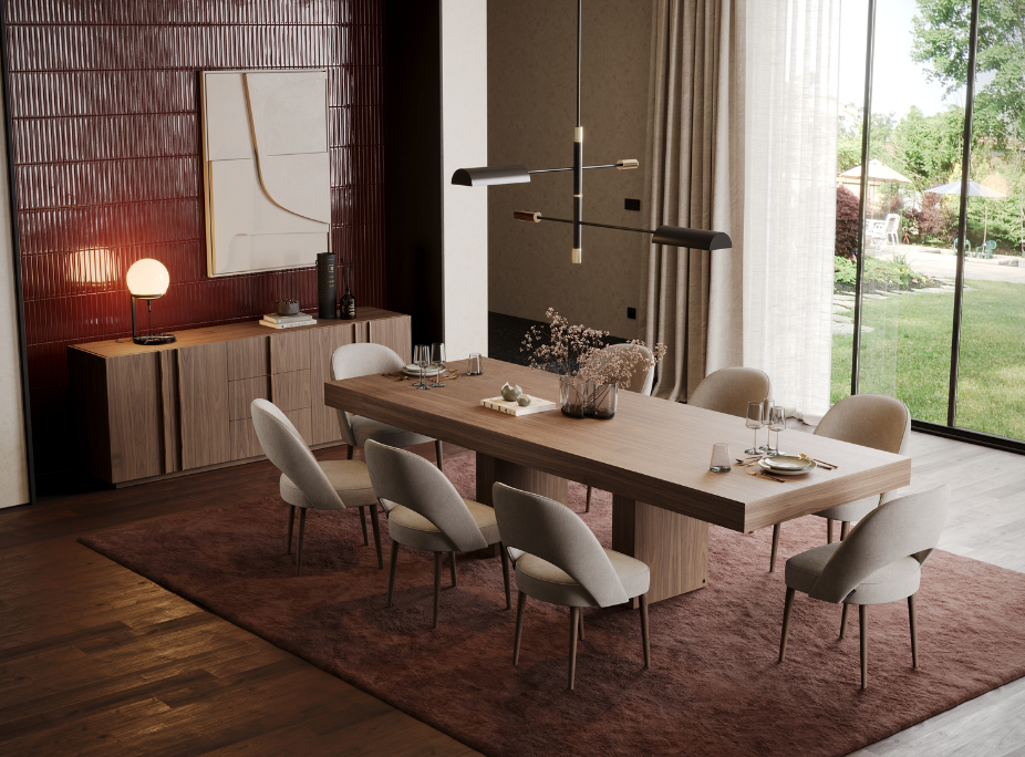 Mesa de comedor larga de madera con una l�mpara de techo lineal negra bajo una pared decorativa burdeos.