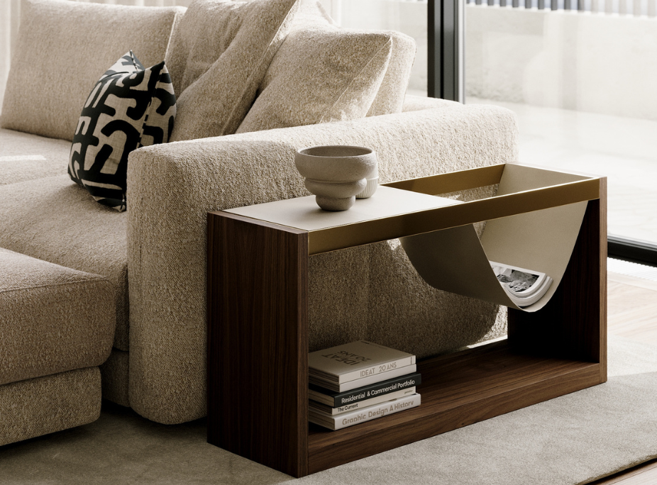 Primer plano de un sof� en tejido texturizado en color Claud Dancer, combinado con una mesa auxiliar de madera oscura, ejemplificando la combinaci�n de una paleta terrosa con Cloud Dancer (Color Pantone 2026) en el mobiliario Laskasas.