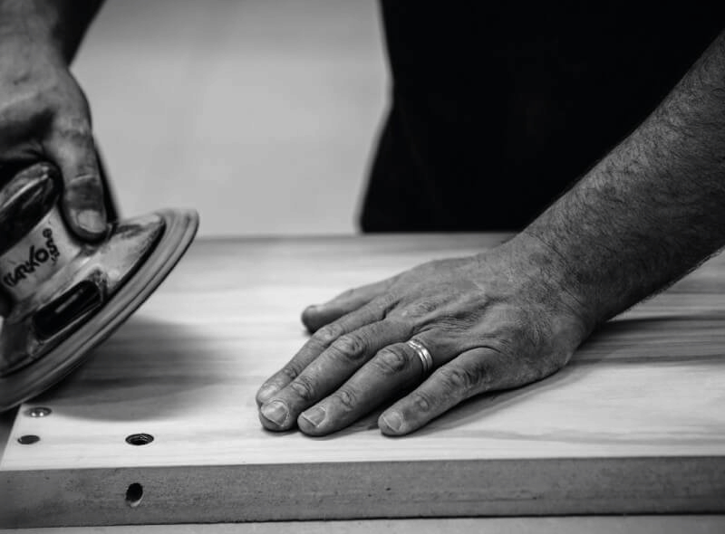 de la mano de maestros artesanos, responsables de la calidad de los muebles laskasas