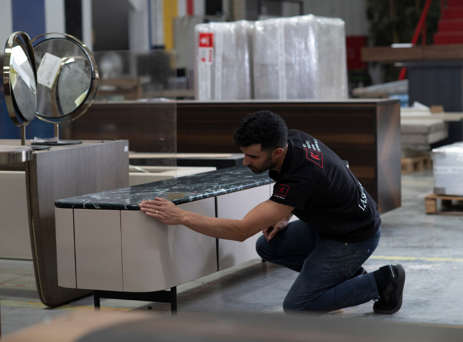 Proceso de produccin de Laskasas - montaje y inspeccin de mueble