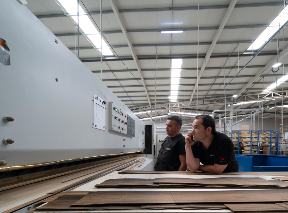 Proceso de produccin de Laskasas . unin de chapas de madera y placas de MDF