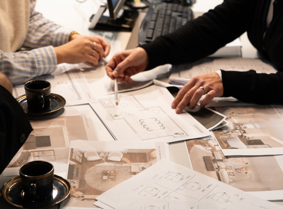 Consultoría de interiores Laskasas: equipo y cliente analizando planos y proyectos de interiorismo en una tienda