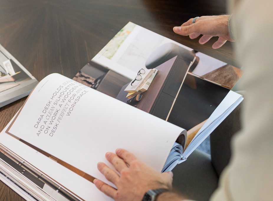 Profissional de interiores a folhear catálogo Laskasas