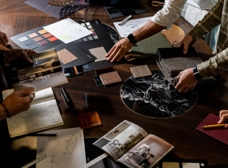 Equipa de design de produto Laskasas a analisar desenhos técnicos, catálogos e a selecionar materiais e acabamentos