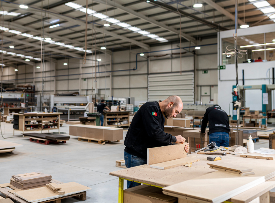Equipa de marceneiros da Laskasas em fábrica Laskasas a construir mobiliário