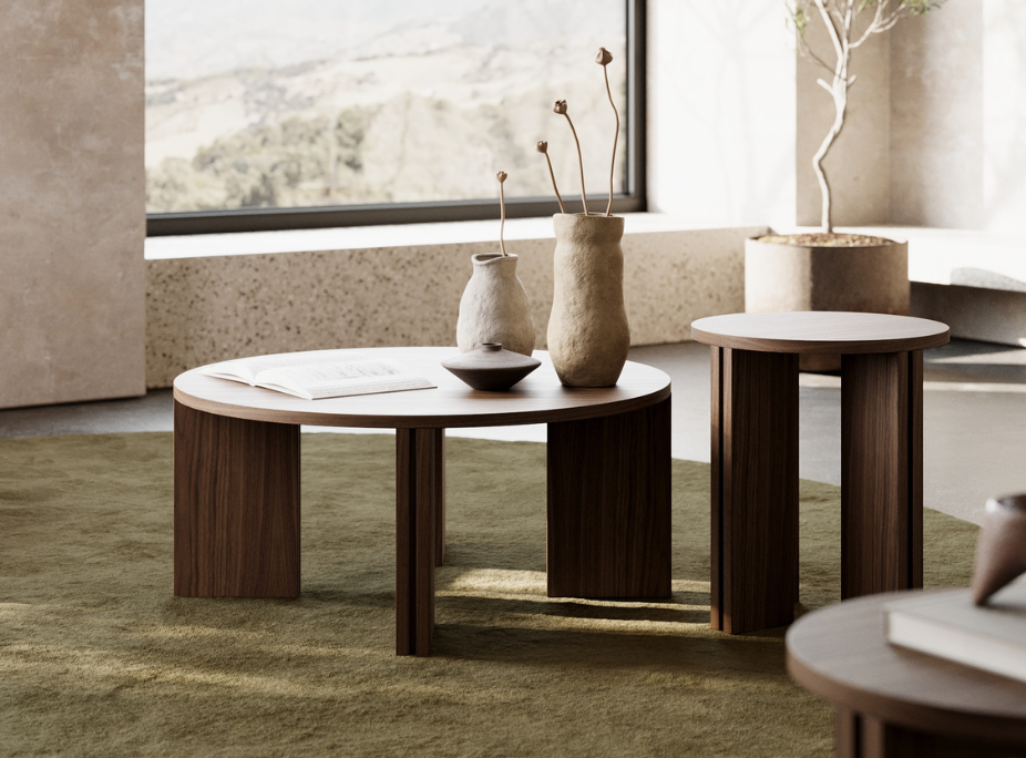 Sala de estar com mesas de centro e apoio circulares com acabamento de efeito nogueira nos p�s e efeito lacado no tampo.