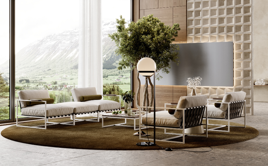 Espaço de estar luminoso com Sofá e Cadeirões brancos de outdoor com almofadas verdes sobre um tapete redondo texturizado. Um candeeiro esférico e uma planta de grande porte completam a decoração. Divisão repleta de luz natural.
