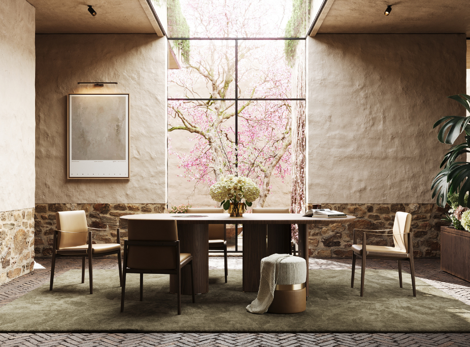 Sala de jantar ampla com luz natural e vista para uma árvore em flor. Mesa oval em madeira e mármore acompanhada por cadeiras em pele castanha. Paredes com textura em pedra natural, plantas verdes e um tapete suave unem toda a composição.